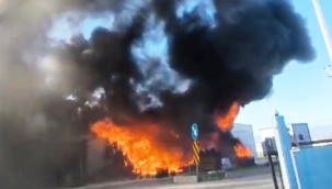 Yaş sebze ve meyve deposunda plastik kasalar alev alev yandı