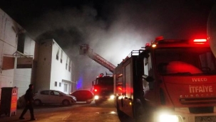 Akaryakıt istasyonu yanında bulunan metruk binada çıkan yangın korkuttu