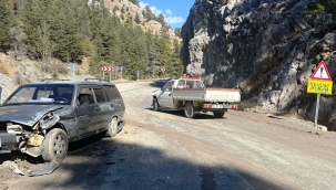 Alanya'da araçlar kafa kafaya çarpıştı