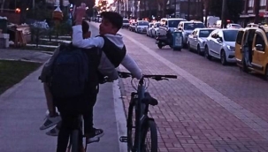 Alanya'da bisikletli gençlerin hem görüntüsü  şaşırttı hem güldürdü