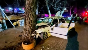 Alanya'da viraja hızlı giren otomobil ağaca çarptı: 1 ölü, 3 yaralı