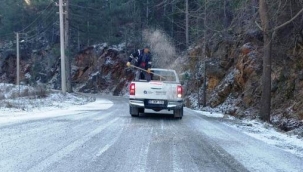 Alanya'da yayla yollarında tuzlama çalışması