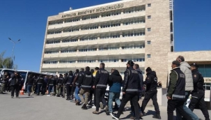 Antalya'da 'KISKAÇ-40' operasyonunda yakalanan 77 kişi adliyeye sevk edildi