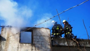 Apartman boşluğunda çıkan yangın korku dolu anlar yaşattı