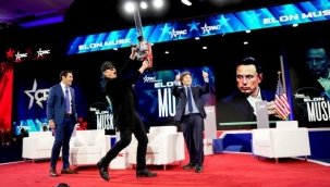 Elon Musk, Arjantin Devlet Başkanı'nın hediyesi "elektrikli testere" ile şov yaptı