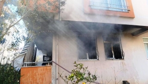 Ev yangınında 2 kişi çatıdan kurtarıldı 