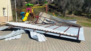 Fırtına Gazipaşa'da köy konağının çatısını uçurdu