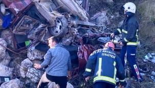 İstinat duvarına çarpan otomobil hurdaya döndü, sürücü güçlükle kurtarıldı