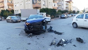 Kontrolsüz kavşaktaki kazada fenalaşan sürücü hastaneye kaldırıldı