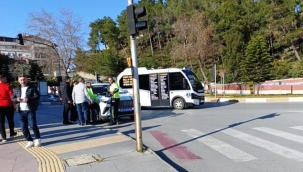 Yaya geçidinde hafif ticari araç yayaya çarptı:1 yaralı