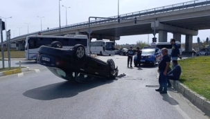 Alanya-Antalya D-400 Karayolu'nda refüj bordürüne çarptı, yolun ortasına devrildi