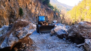 Alanya'da heyelan meydana geldi! Ekiplerin müdahalesi ile yol ulaşıma açıldı