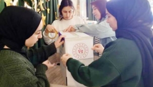 Alanya'da iyilik köşesi oluşturup ihtiyaç sahiplerini sevindirdiler