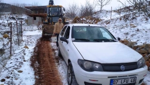 Alanya'da karda mahsur kalan aileyi büyükşehir ekipleri kurtardı