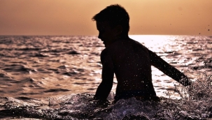 Alanya'da kimseye aldırmadan çırılçıplak denize girdi