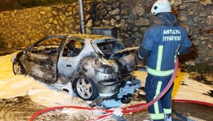 Alanya'da otomobil alevlere teslim oldu 