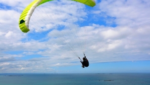 Alanya'da paraşütçü denize çakıldı