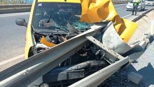 Alanya'da refüje çarpan otomobilin sürücüsü yaralandı 