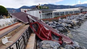 Alanya'da şiddetli rüzgar nedeniyle iftar çadırı yıkıldı