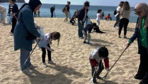 Alanya'da yarının büyükleri hem sahili temizledi hem mesaj verdi