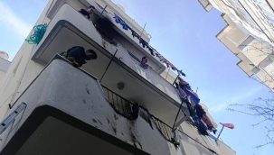 Apartmanın balkonunda çıkan yangını bina sakinleri söndürdü