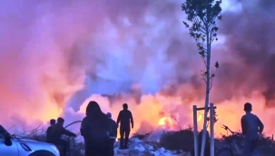 Atık malzeme yangınından çıkan dumanlar gökyüzünü kapladı