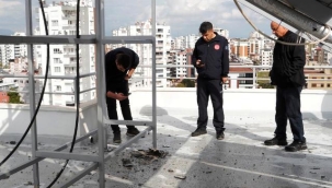 Bir anda düşen yıldırım bomba gibi patladı, apartmanda delik açıldı
