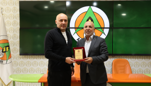 Çavuşoğlu'ndan Uğurlu'ya plaket