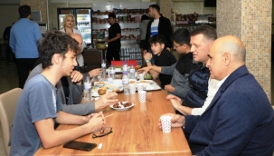 Fatih Ürkmezer üniversiteliler ile iftar yaptı