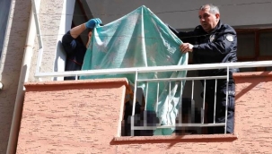 Güneşlenmek için çıktığı balkonda ölü bulundu