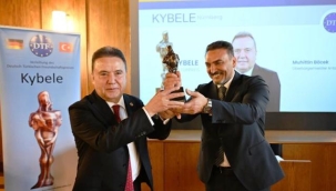 Muhittin Böcek 'Kybele' ödülünü aldı