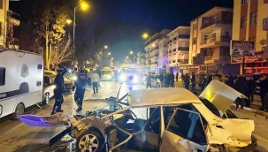 Otomobil park halindeki araçlara çarpıp hurdaya döndü: 1'i ağır 2 yaralı