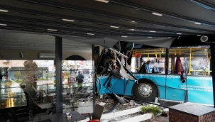 Sürücüsü fenalaşan halk otobüsü araçlara kafeteryaya daldı: 3 yaralı