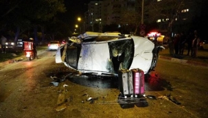 Takla atan otomobil karşı şeritten gelen aracın üzerine düştü: 3 yaralı