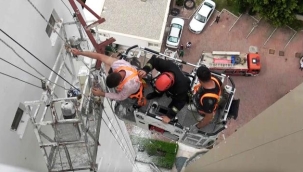 12. katta can pazarı: 2 işçi iskelede mahsur kaldı