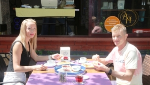 Agora Apart Otel waffle günleri ile sokak hayvanlarına umut oluyor