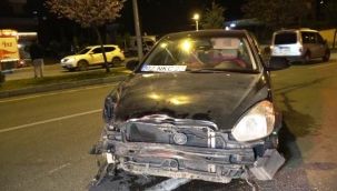 Alanya'da aydınlatma direğine çarpan sürücü yaralandı