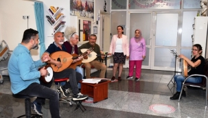 Alanya'da kemoterapi tedavisi alan hastaların yüzü müzik ile güldü 
