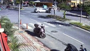 Alanya'da otomobil ile motosikletin çarpıştığı kaza anı kamerada