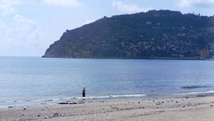 Alanya'da vatandaş denize oltayla girerek balık tutmayı denedi