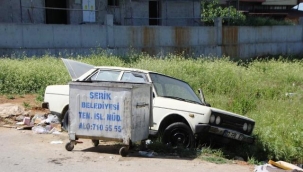 Bunu da gördük! Fiat Tofaş otomobil çöpe atıldı