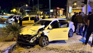 Gazipaşa'da ışık ihlali kazaya neden oldu:  2'si çocuk 4 yaralı