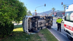 Gazipaşa'da kamyonet devrildi: 3 yaralı