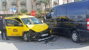 MinibÃ¼s ile ticari taksi kavÅŸakta Ã§arpÄ±ÅŸtÄ±: 2'si turist 3 yaralÄ±