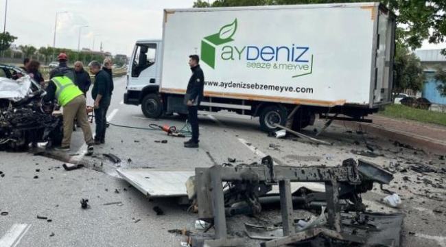 Park halindeki kamyonete çarpan genç sürücü hayatını kaybetti