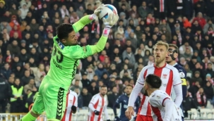 Puan farkı yeniden 3'e indi! Fenerbahçe, Sivas'ta 3 golle kazandı