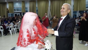 Alanya'da 33 yıl sonra gelinlik ve damatlık giydiler