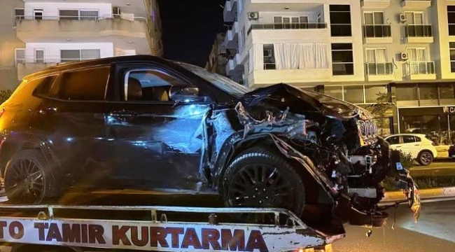 Alanya'da alkollü sürücü park halindeki araçlara çarptı