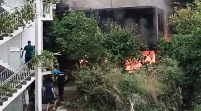 Alanya'da ekmek yapan kadınlar, ateşi söndürmeden gidince boş bina alev aldı