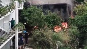 Alanya'da ekmek yapan kadınlar, ateşi söndürmeden gidince boş bina alev aldı